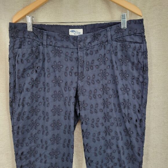 Old Navy The Diva Blue Eyelet Cutwork Floral Patterned Women's Cropped Pants - Picture 2 of 9